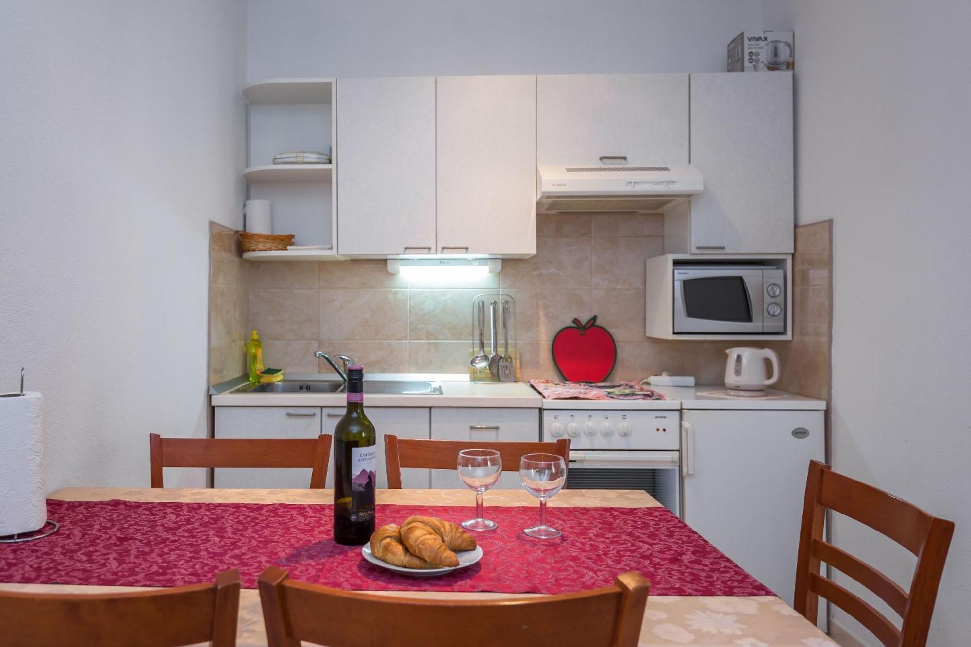 Apartments And Rooms Happiness Tucepi Exterior photo