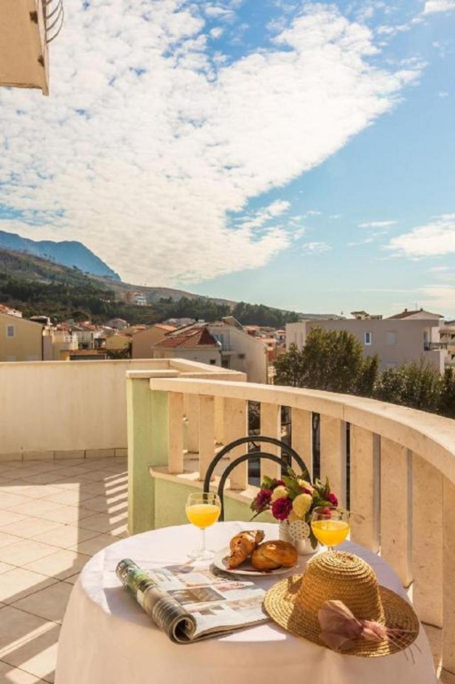 Apartments And Rooms Happiness Tucepi Exterior photo