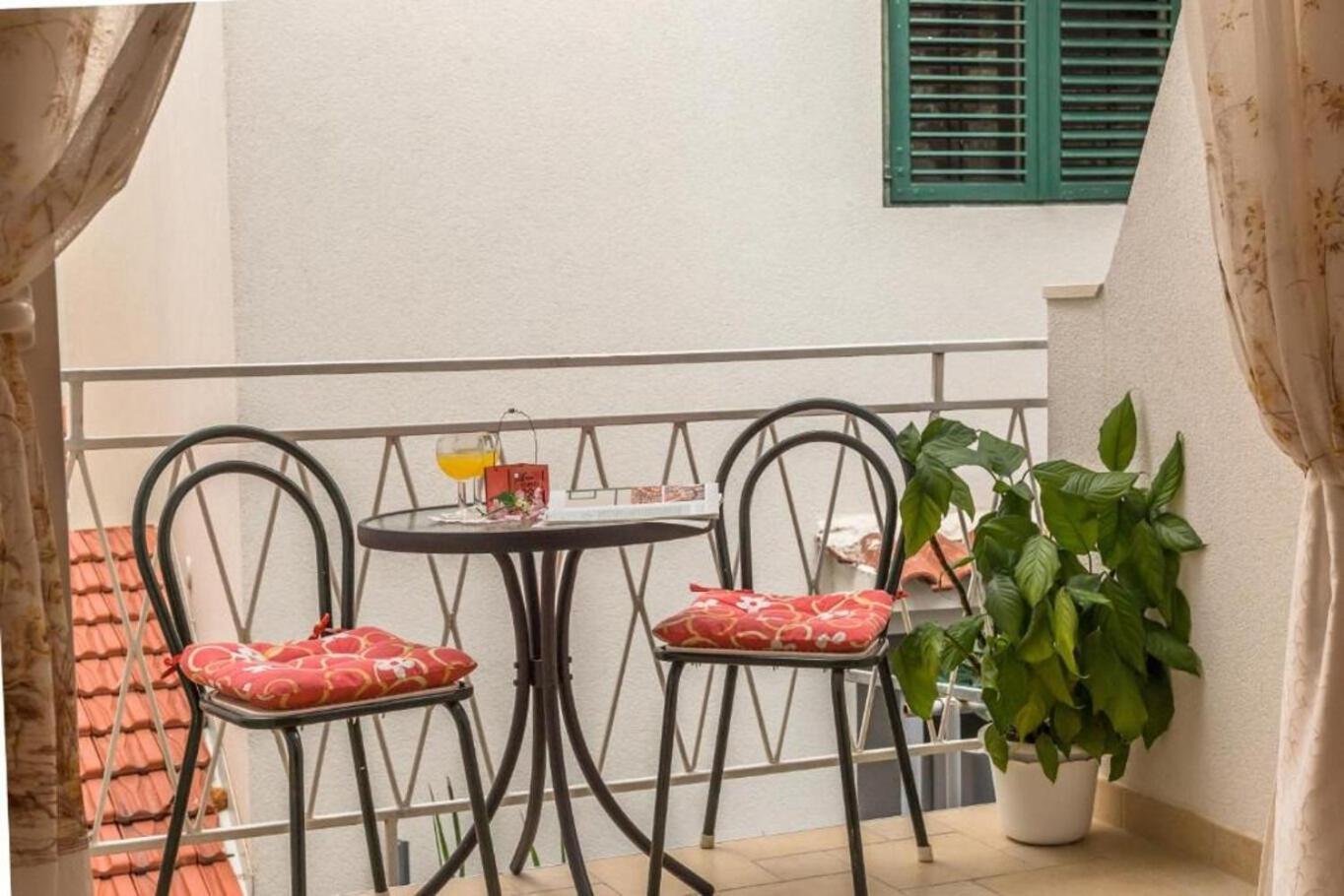 Apartments And Rooms Happiness Tucepi Exterior photo